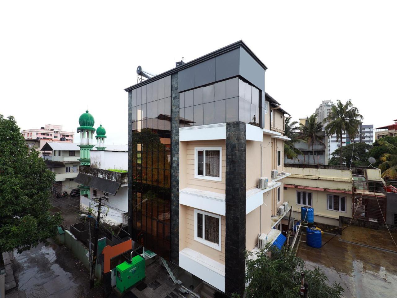 Oyo 6728 Almas Residency Hotel Kochi Exterior foto